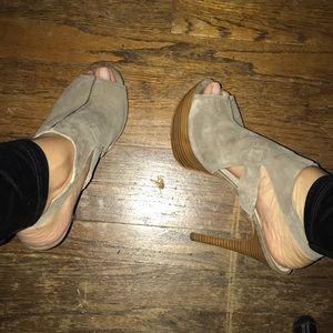 🌾Guess suede platforms